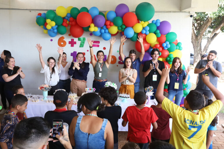 Servidores do Centro, crianças atendidas e familiares celebram os 13 anos da instituição | Foto: Divulgação/SES-DF