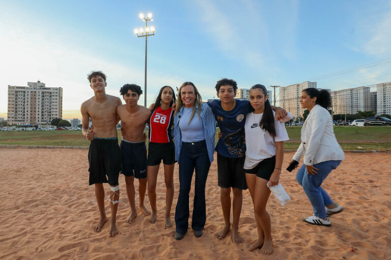 https://www.agenciabrasilia.df.gov.br/w/quadra-de-areia-em-samambaia-recebe-reforco-na-iluminacao-em-acao-do-gdf-na-sua-porta