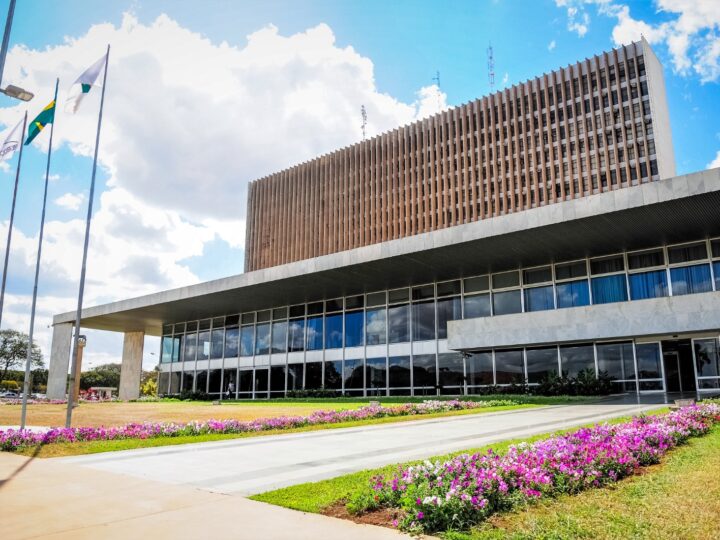 Governo do Distrito Federal publica decreto para equilibrar gastos