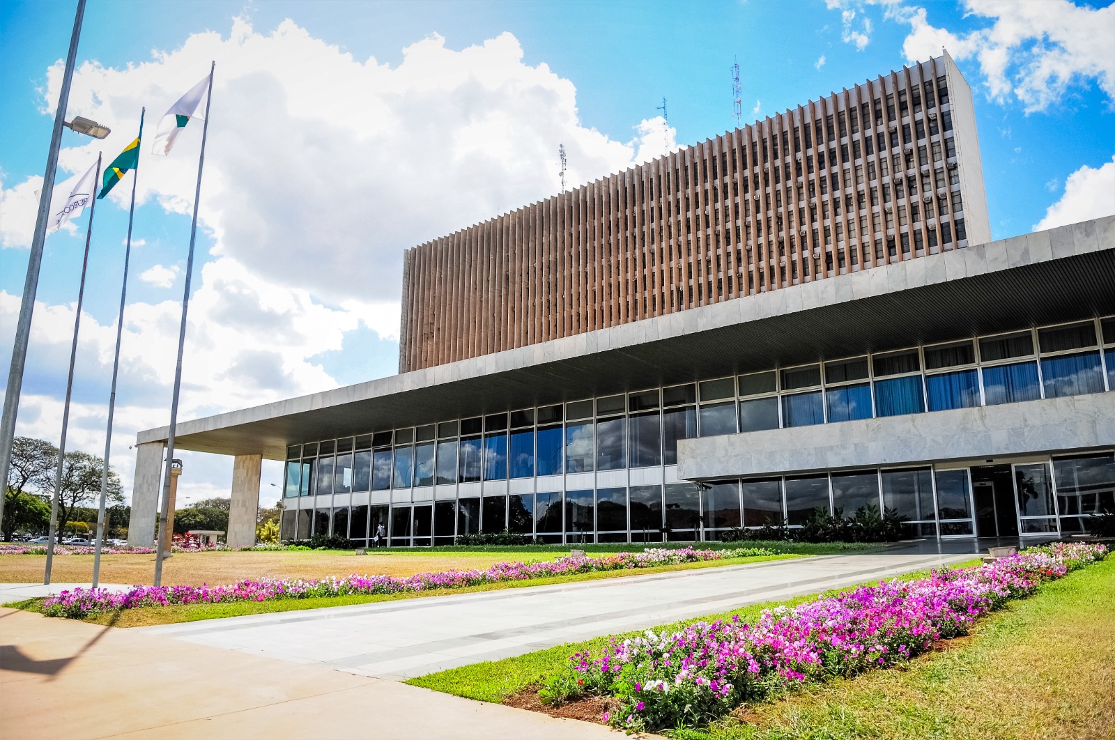 Governo do Distrito Federal publica decreto para equilibrar gastos