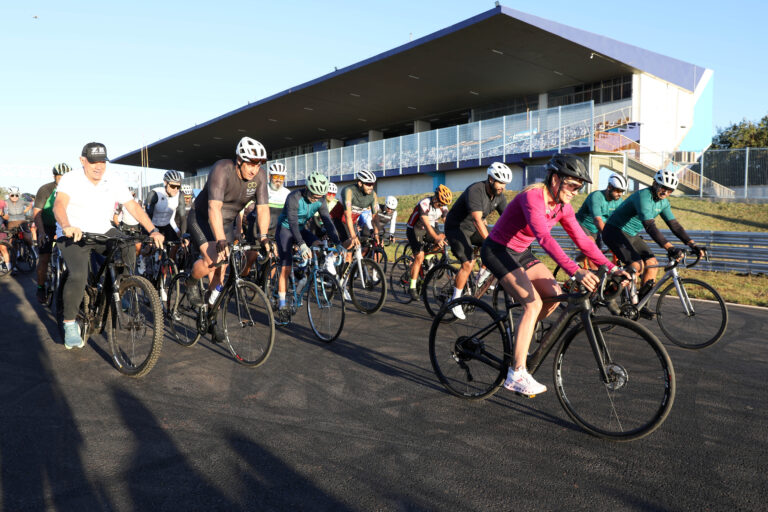 A governadora Celina Leão participou da cerimônia que liberou o uso da pista de treinamentos do Autódromo Internacional de Brasília para ciclistas; o espaço estará aberto às terças, quartas e quintas, das 5h às 9h | Fotos: Lúcio Bernardo Jr./Agência Brasília
