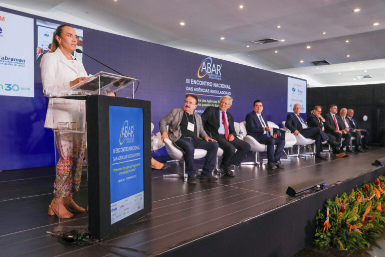 A governadora Celina Leão destacou que o avanço da regulação tem sido fundamental para consolidar o DF como referência nacional em saneamento básico | Fotos: Paulo H. Carvalho/Agência Brasília