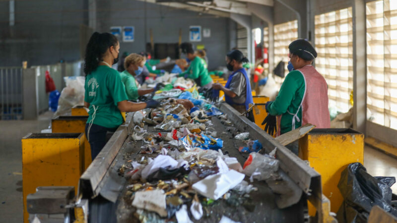 Coleta seletiva de lixo cresce 70% e bate recorde no DF