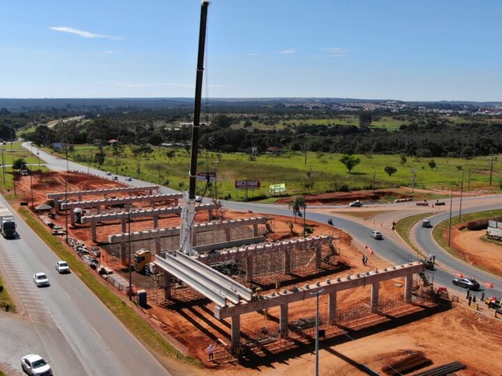 Viaduto de Planaltina recebe instalação das cem vigas principais