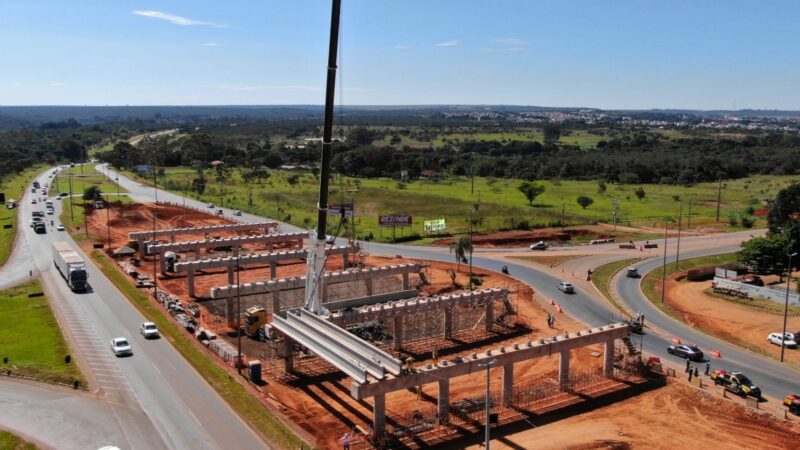 Viaduto de Planaltina recebe instalação das cem vigas principais