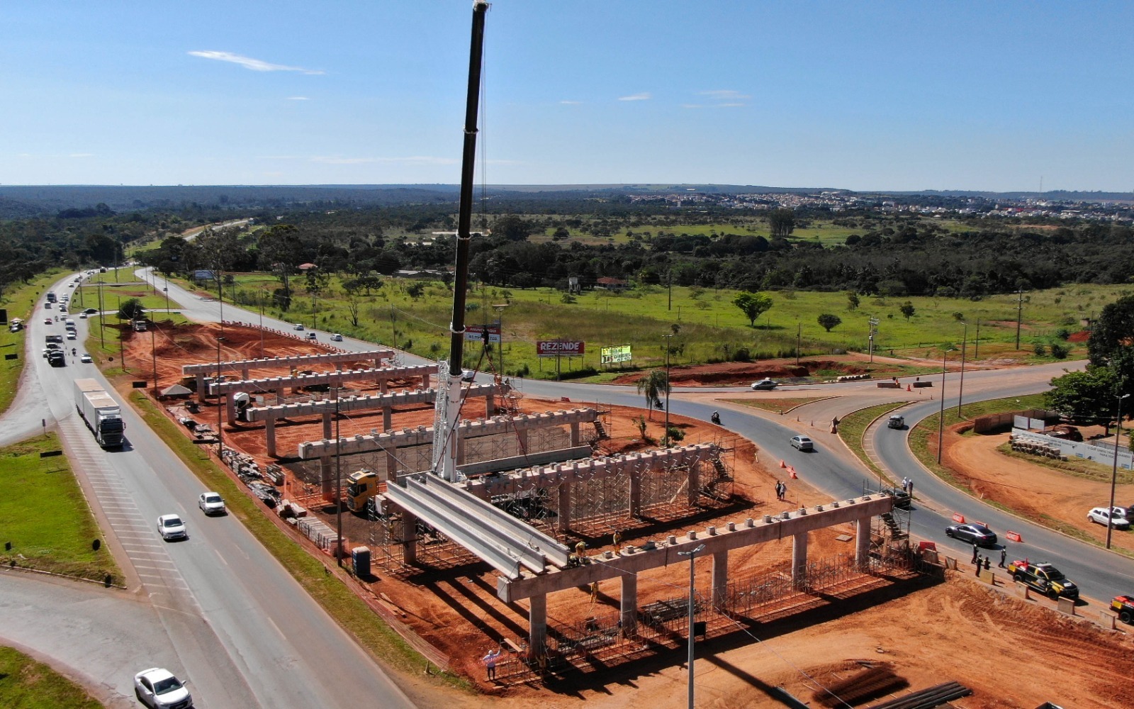 Viaduto de Planaltina recebe instalação das cem vigas principais