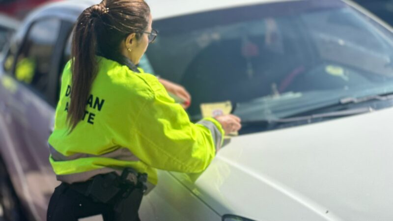 Detran-DF fiscaliza uso de vagas especiais em Ceilândia