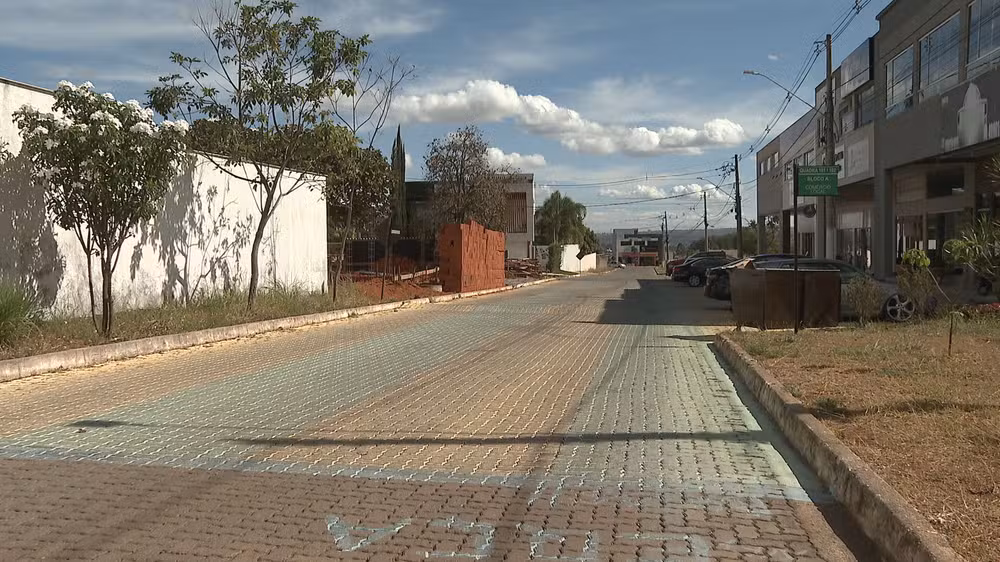 Moradores são multados por pintar a rua para a Copa no DF