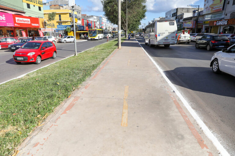 A Avenida Paranoá teve o asfalto recapeado, calçadas com acessibilidade construídas, vagas de estacionamento marcadas e projeto de paisagismo executado | Fotos: Paulo H. Carvalho/Agência Brasília