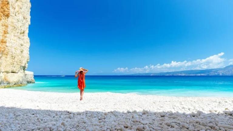 A Praia de Fteri, em Kefalonia, na Grécia, ficou em 2º lugar na lista das melhores praias do mundo de 2026 Leia mais em: https://forbes.com.br/forbes-life/2026/05/as-50-melhores-praias-do-mundo-em-2026/