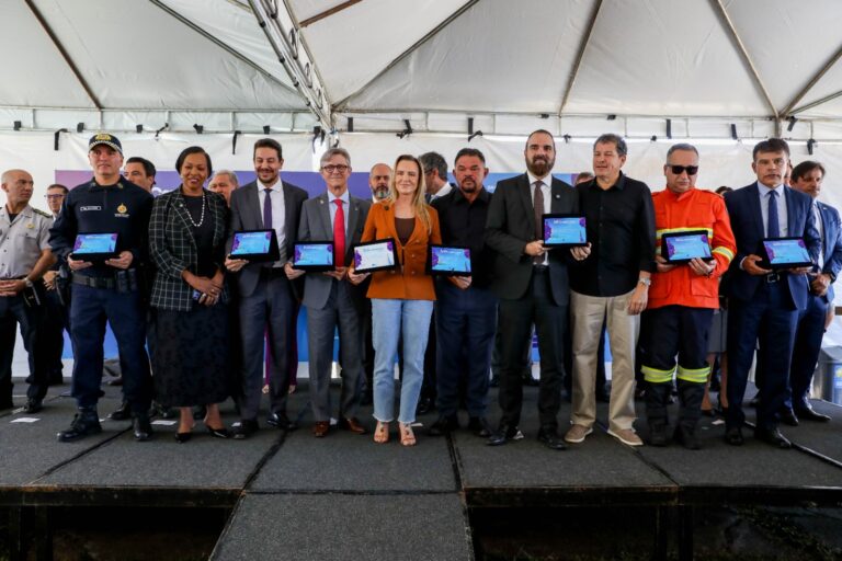 Em solenidade durante a qual as forças de segurança do DF foram homenageadas, a governadora Celina Leão declarou: “Queremos zerar o furto de celular, crimes violentos contra mulheres e feminicídio” | Foto: Paulo H. Carvalho/Agência Brasília