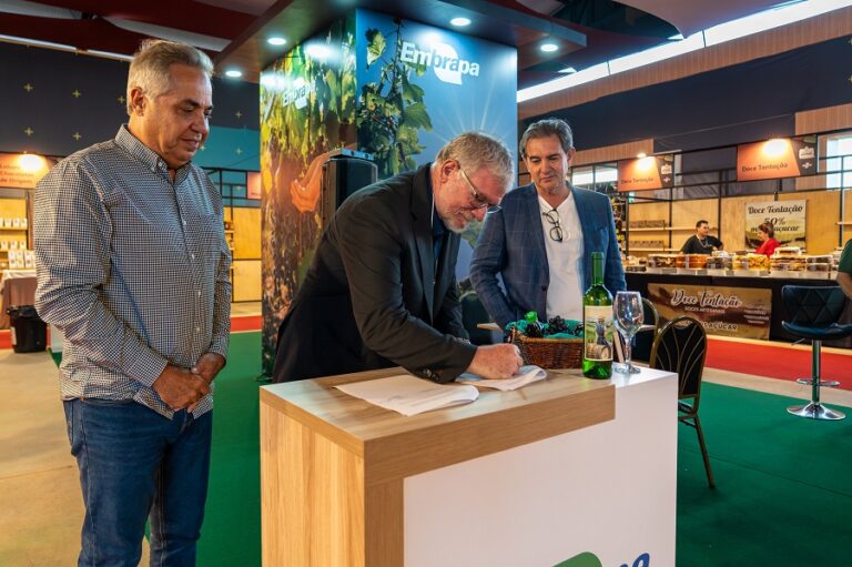 O chefe-geral da Embrapa Cerrados, Jorge Werneck, assinou memorando de entendimento entre as instituições, ladeado por Carlos de Góis (e), presidente da Anprovin, e pelo presidente da Expovitis, Ronaldo Triacca (d)