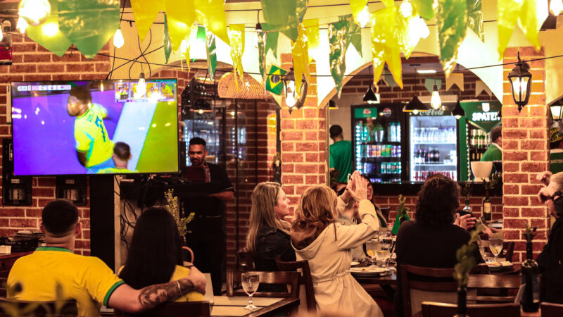 Copa do Mundo movimenta pizzaria com rodada de chope grátis