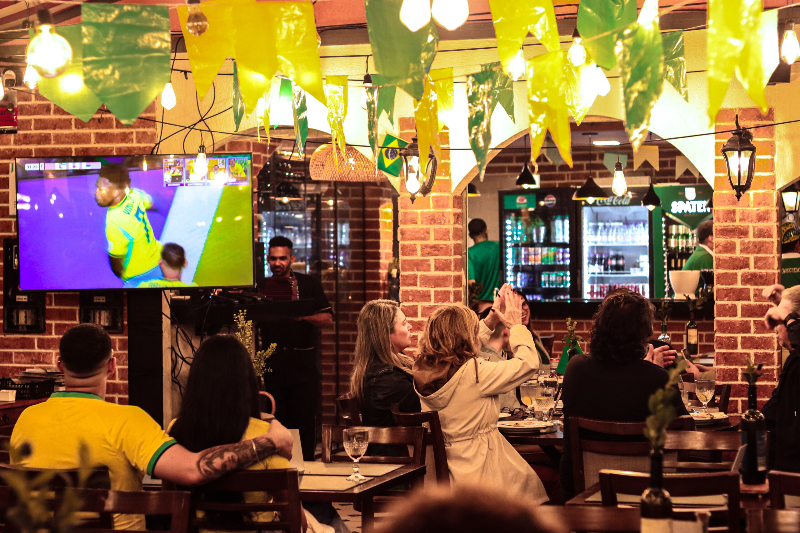 Copa do Mundo movimenta pizzaria com rodada de chope grátis