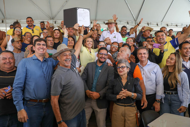 Governadora Celina Leão assinou, nesta quinta-feira (11), o decreto que muda o destino da área do Pinheiral, no Núcleo Rural Aguilhada, em São Sebastião | Fotos: Lúcio Bernardo Jr. da Agência Brasília