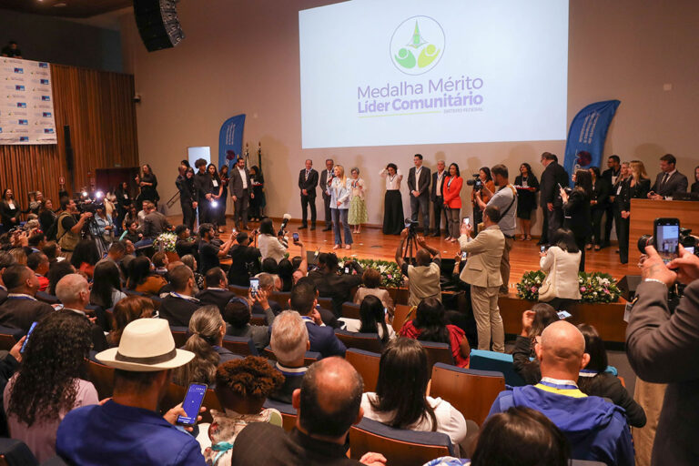 A cerimônia teve a participação da governadora Celina Leão e reuniu representantes que atuam junto à população em projetos sociais, ações de cidadania e articulação de demandas locais | Fotos: Paulo H. Carvalho/Agência Brasília