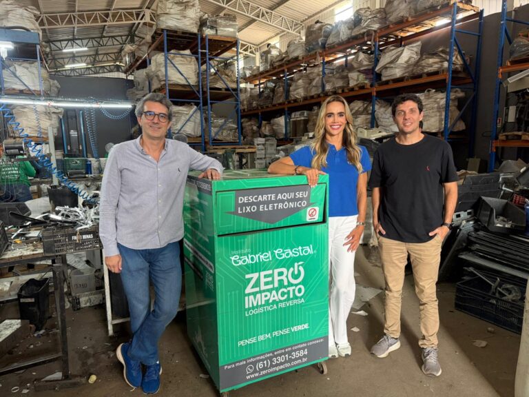 Equipamentos eletrônicos viram computadores para jovens