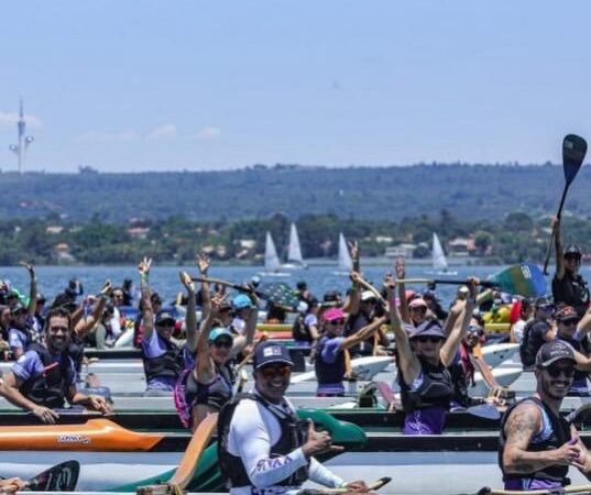 Campeonato de Canoa Havaiana agita as águas do Lago Paranoá