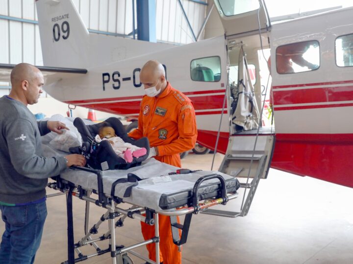 Corpo de Bombeiros do DF faz transporte aéreo de bebê para cirurgia