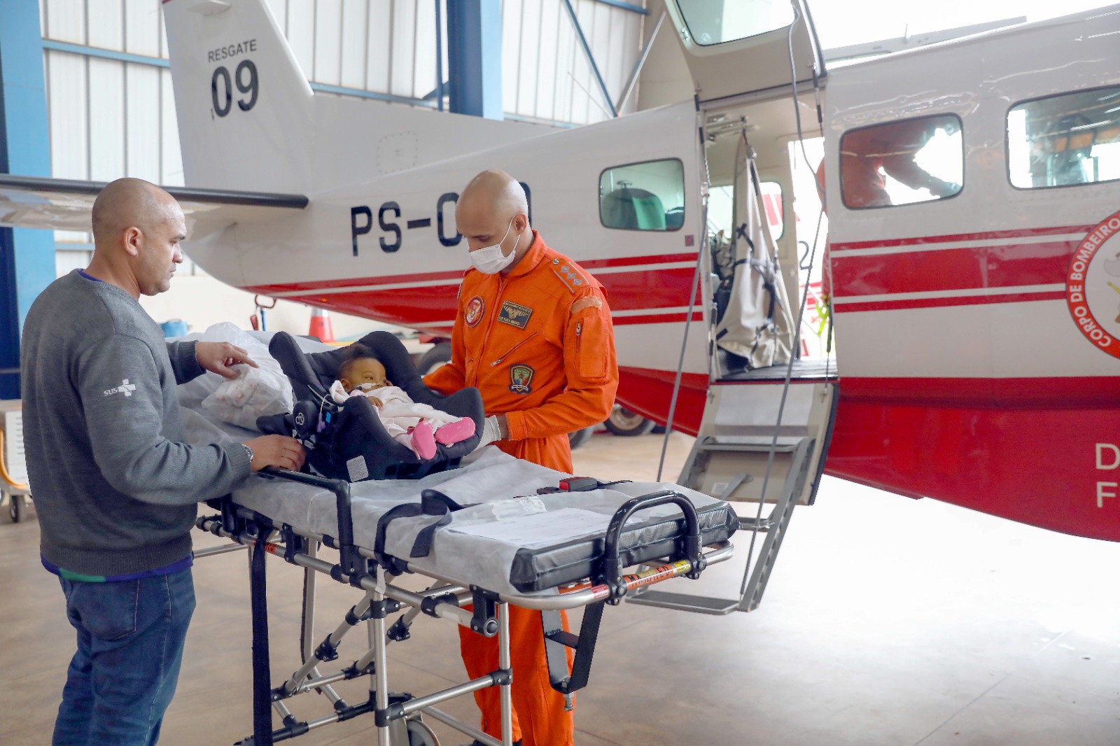 Corpo de Bombeiros do DF faz transporte aéreo de bebê para cirurgia