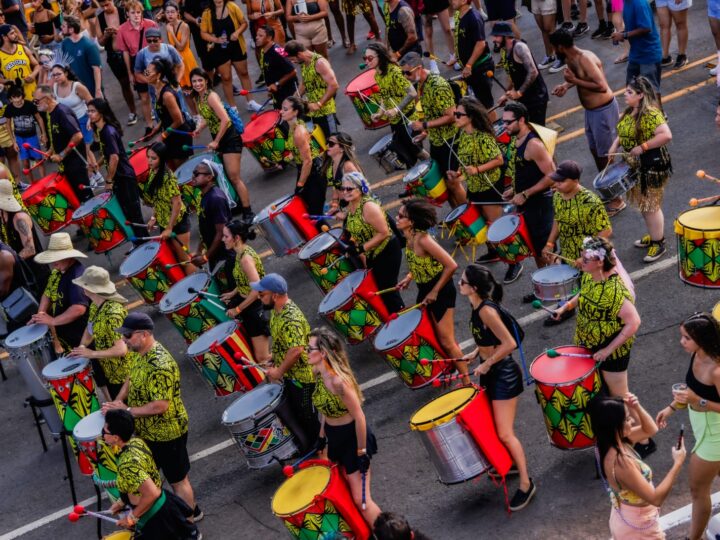 Percussão afro-brasileira itinerante promove oficinas gratuitas
