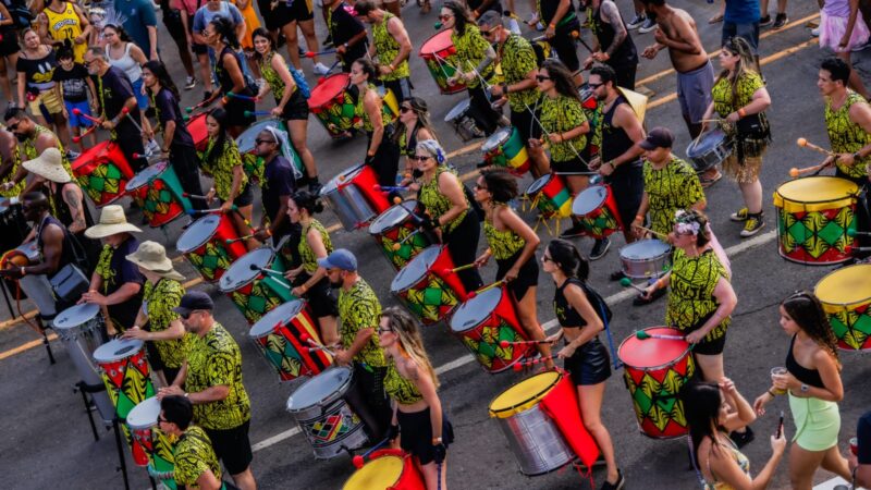 Percussão afro-brasileira itinerante promove oficinas gratuitas