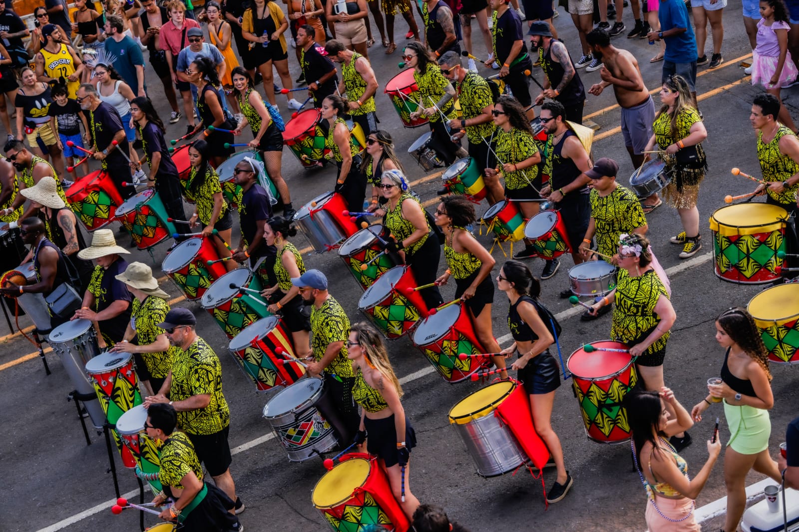 Percussão afro-brasileira itinerante promove oficinas gratuitas