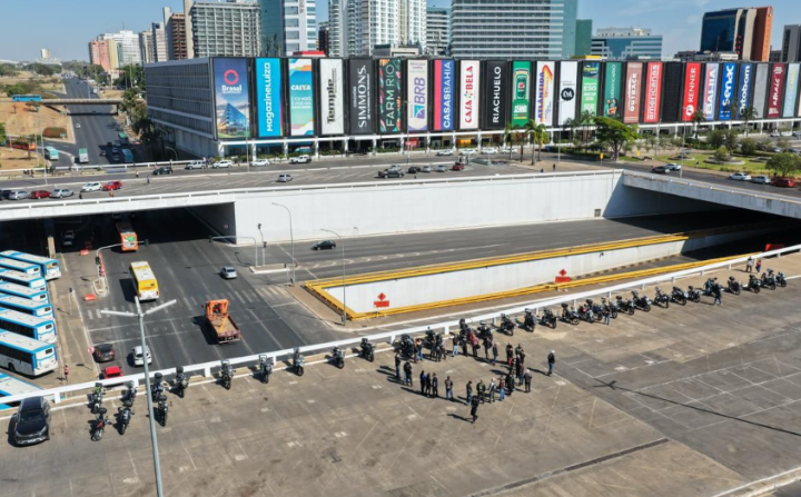 Motociclistas voluntários fazem ação inclusiva no Plano Piloto