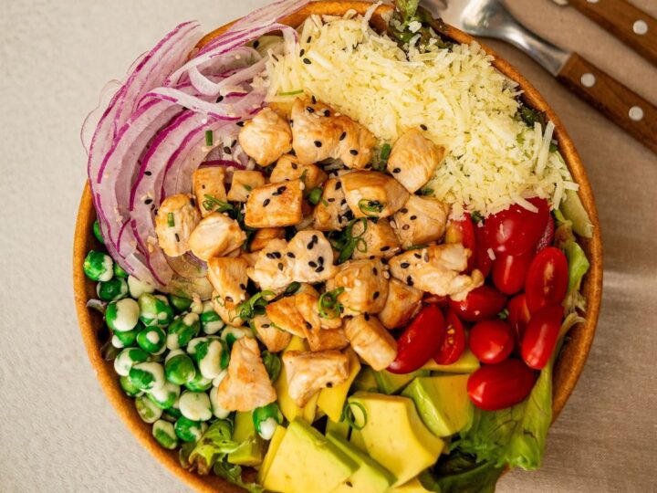 Cumbuco Saladeria lança saladas leves com camarão e salmão