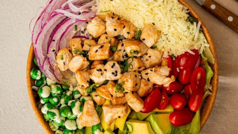 Cumbuco Saladeria lança saladas leves com camarão e salmão
