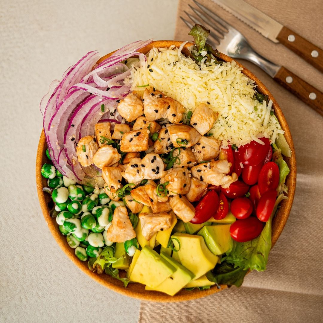 Cumbuco Saladeria lança saladas leves com camarão e salmão