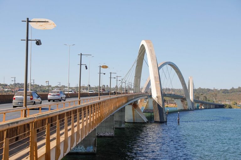 Ponte JK tem velocidade máxima reduzida para 60 km/h