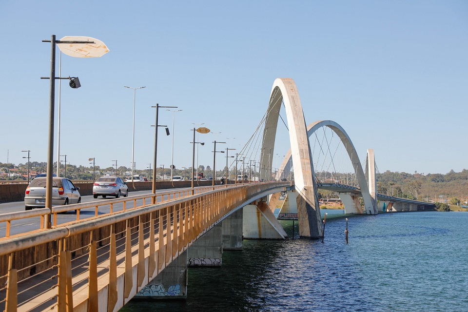 Ponte JK tem velocidade máxima reduzida para 60 km/h