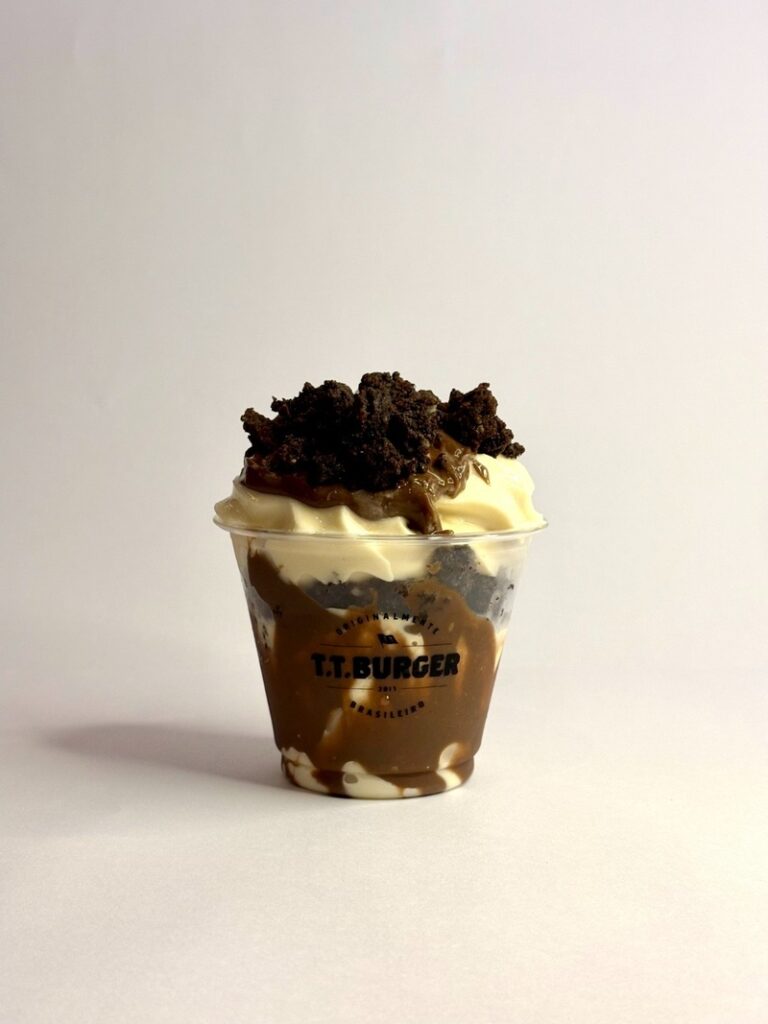 Bolo da Ivone e T.T. Burger criam sundae exclusivo em Brasília