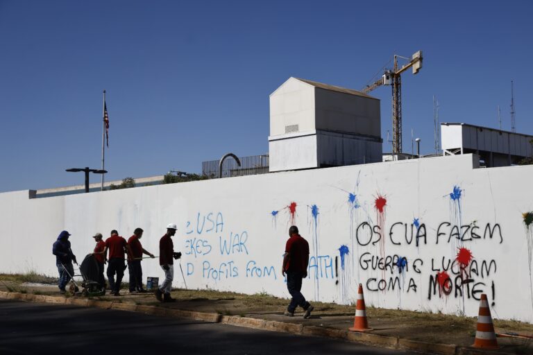 MST assume autoria de pichação na Embaixada dos EUA em Brasília