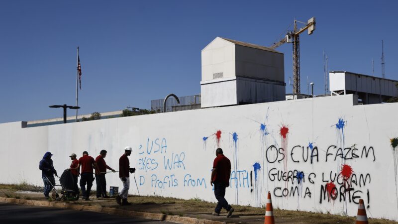Embaixada dos EUA em Brasília amanhece pichada em ato nacional