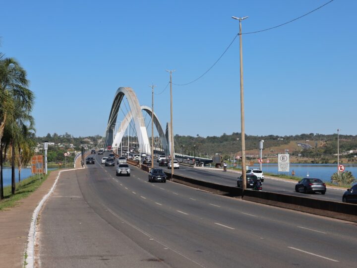 Instalação de semáforos na Via JK é suspensa nesta terça-feira