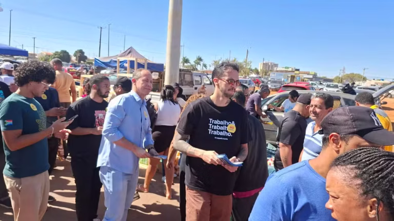 Ricardo Cappelli inicia campanha com missa e caminhada na Samambaia