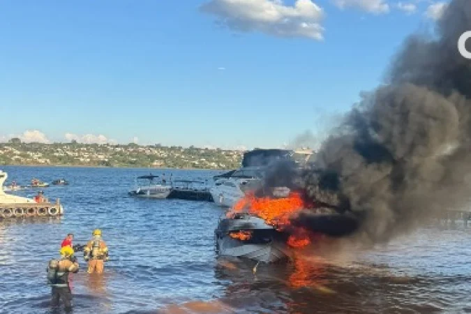 Lancha pega fogo no Lago Paranoá na tarde deste domingo