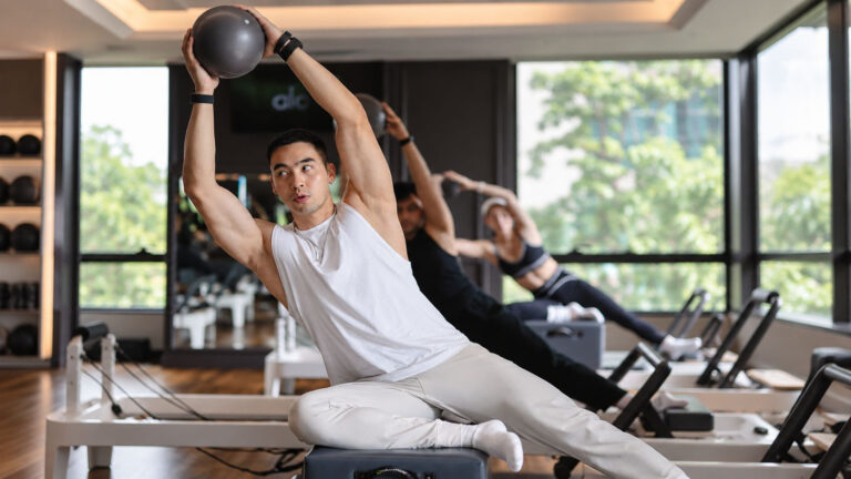 Pilates e ioga ganham força entre público masculino no Brasil