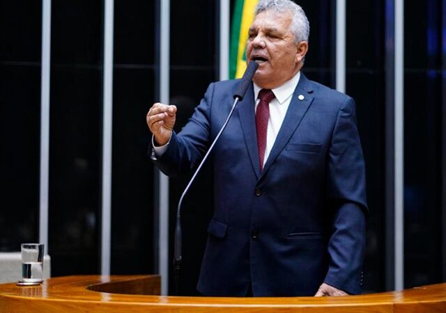 Alberto Fraga renova mandato e segue na Câmara dos Deputados