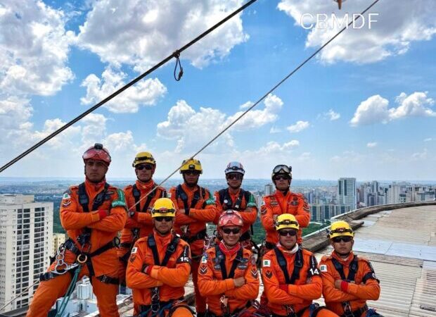 Bombeiros treinam resgate com tirolesa em Águas Claras