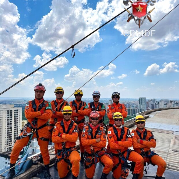 Bombeiros treinam resgate com tirolesa em Águas Claras