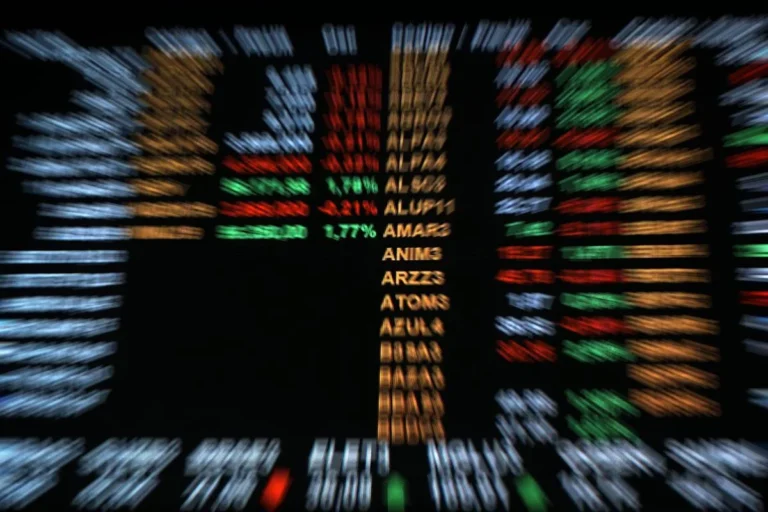 Bolsa registra recorde e supera 208 mil pontos antes da eleição