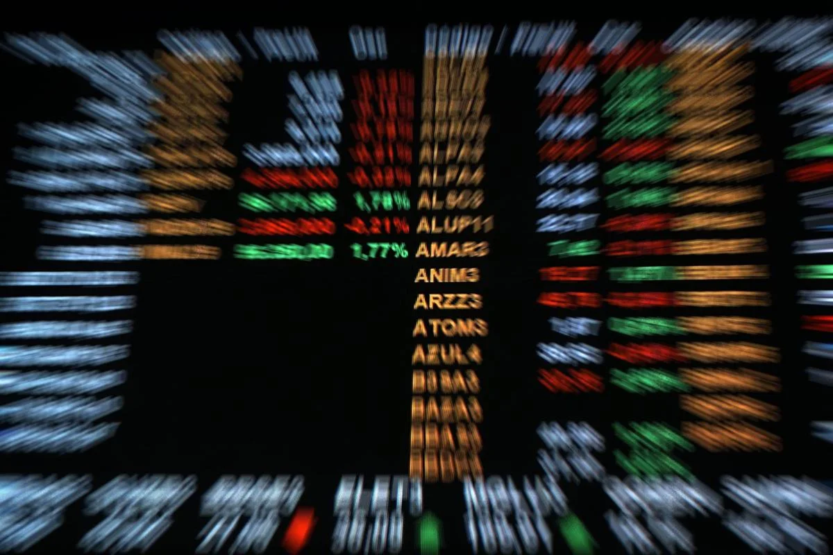 Bolsa registra recorde e supera 208 mil pontos antes da eleição