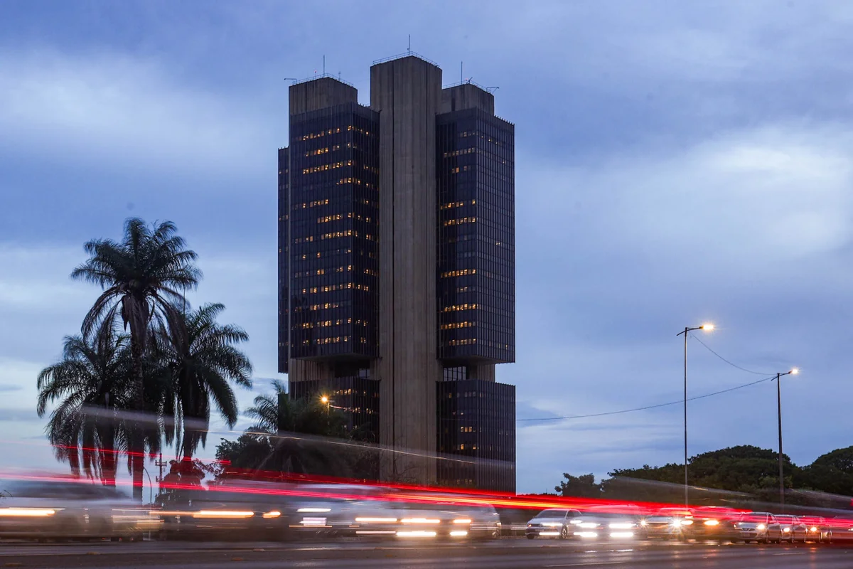 PIB do Brasil cai e inflação sobe em nova projeção do mercado